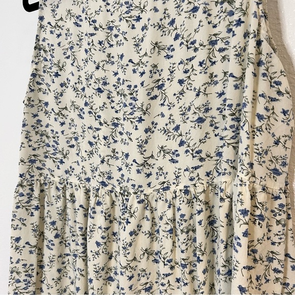 Chic Floral White and Blue Sleeveless Blouse size 2XL - Picture 2 of 6